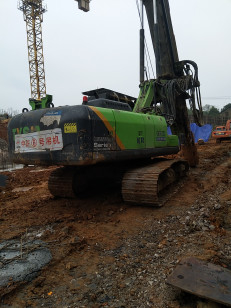 50kN ক্রাউড ফোর্স 20kN.M রোটারি টর্ক এবং 30kN হোস্টিং ফোর্স সহ পাইলিং রিগ ব্যবহার করেছে